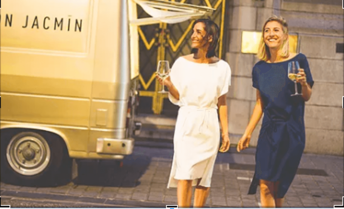 Alexandra Jacminさん(左)と、双子のSégolène Jacminさん(右)