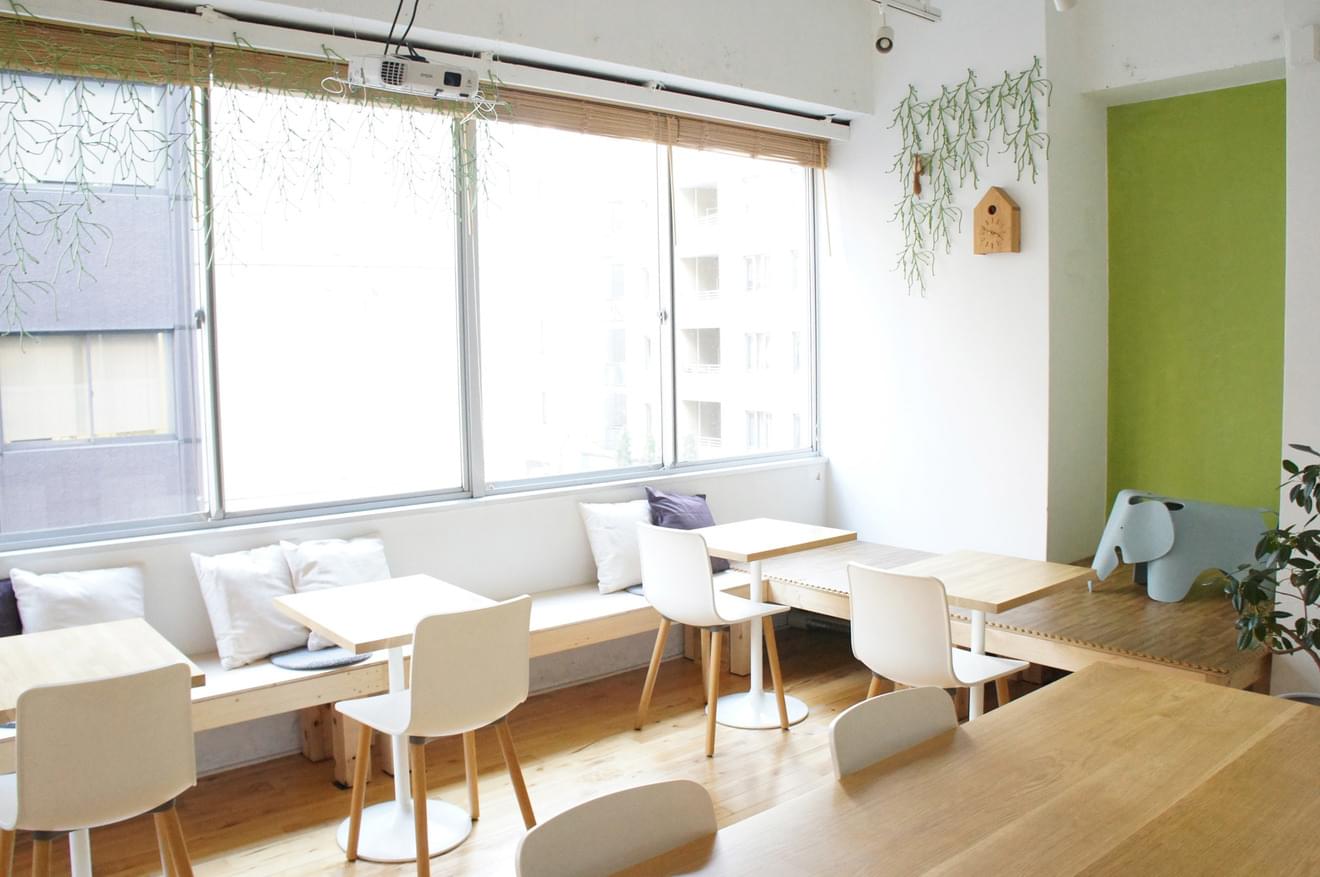 無垢の木で作られた床が優しい印象のレンタルスペース&カフェ