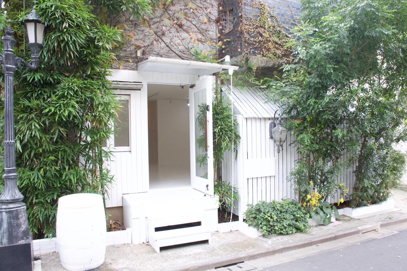 表参道にあるシンプルな白箱スペース