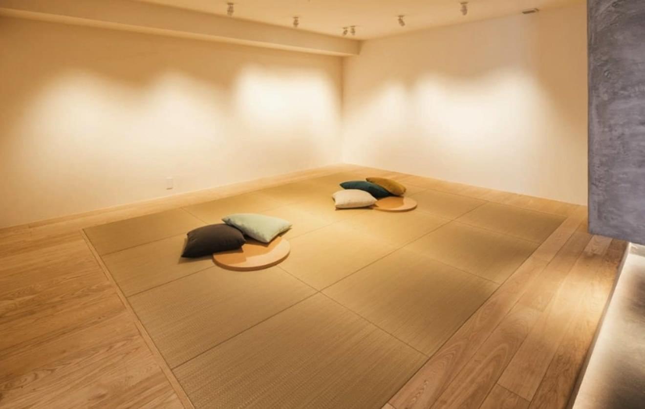 ホテル内のカフェ＆畳スペース