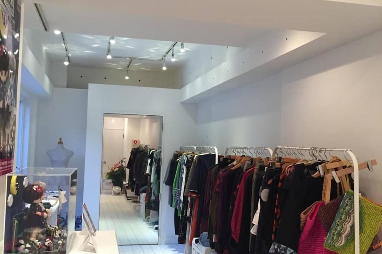 FAÇON JACMINがポップアップストアを開催したの裏原に位置するウッドデッキ併設の貸しギャラリー