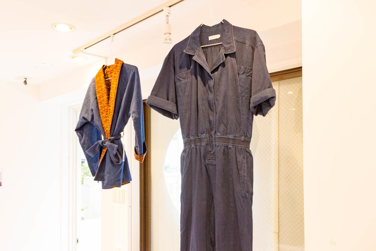 デニム製のジャケット(左)とオーバーオール(右)