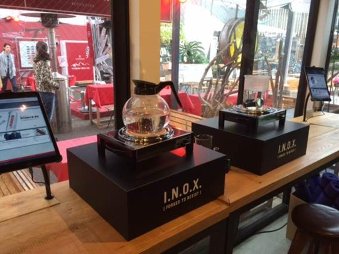 ビクトリノックスの時計・I.N.O.X.(イノックス)を使ったデモンストレーション