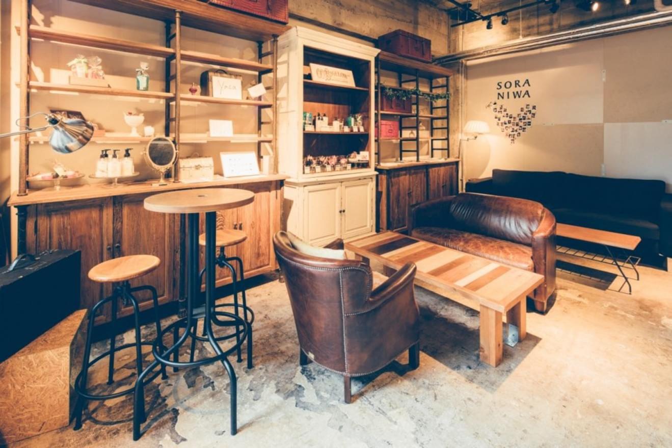 ラジオブース併設のカフェの棚/原宿