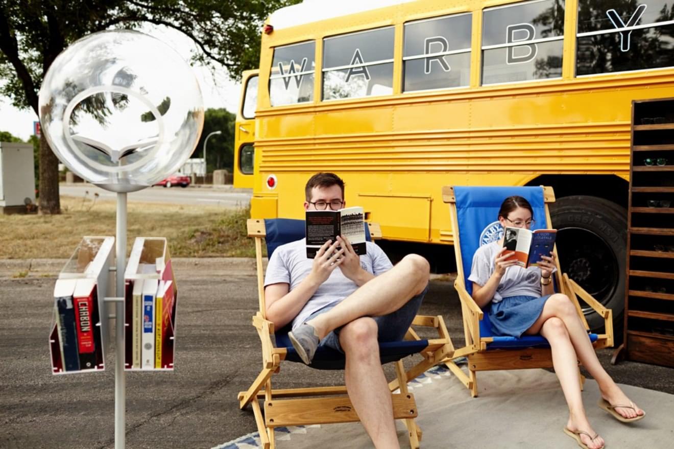 Warby Parkerのスクールバスを使ったポップアップストアの様子