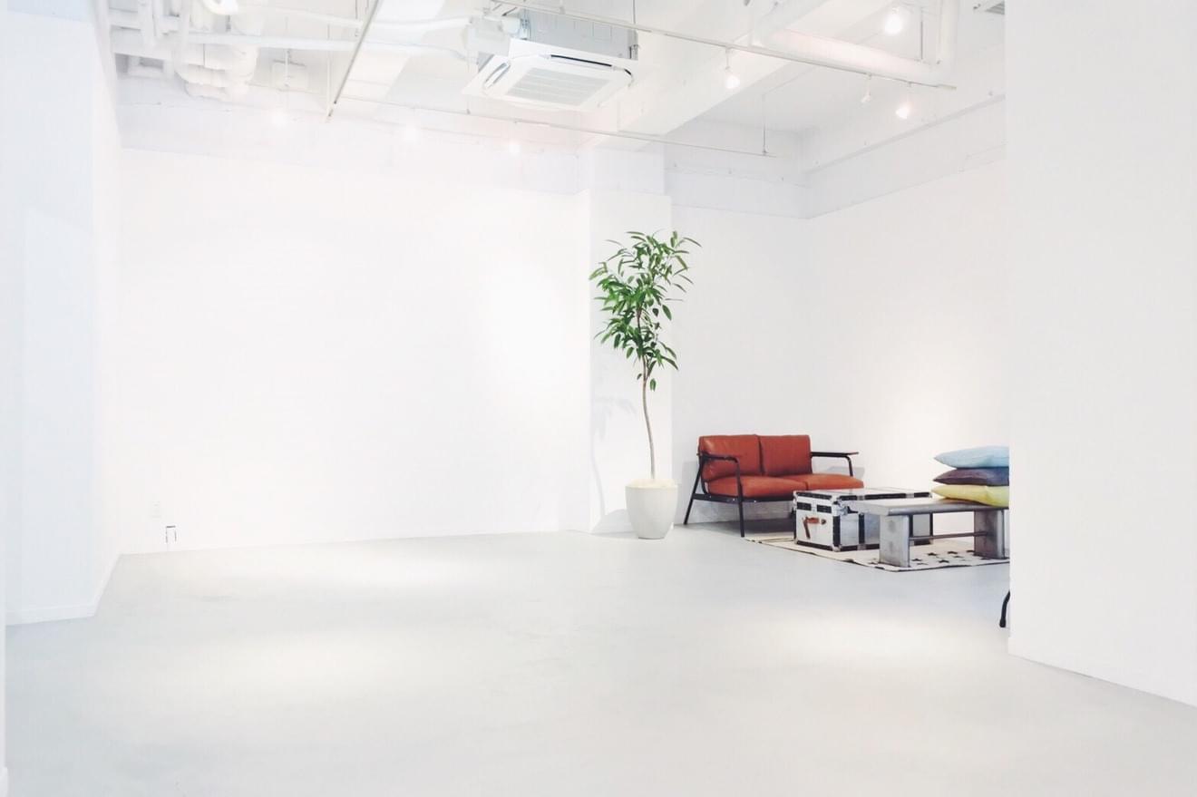 【原宿駅6分 明治神宮前交差点5分】白を基調とするレンタルスペース