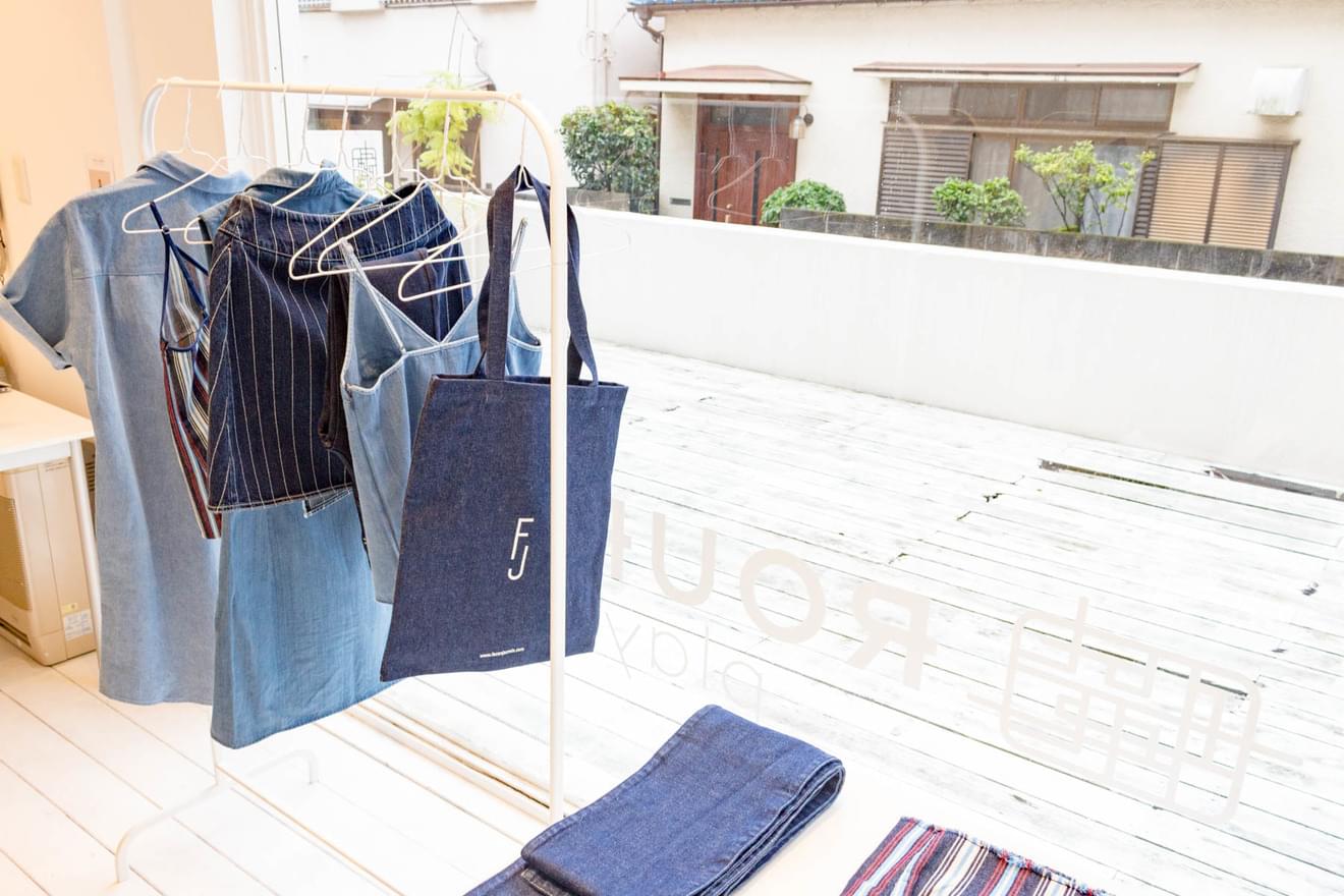 夏物のデニムやトートバッグ