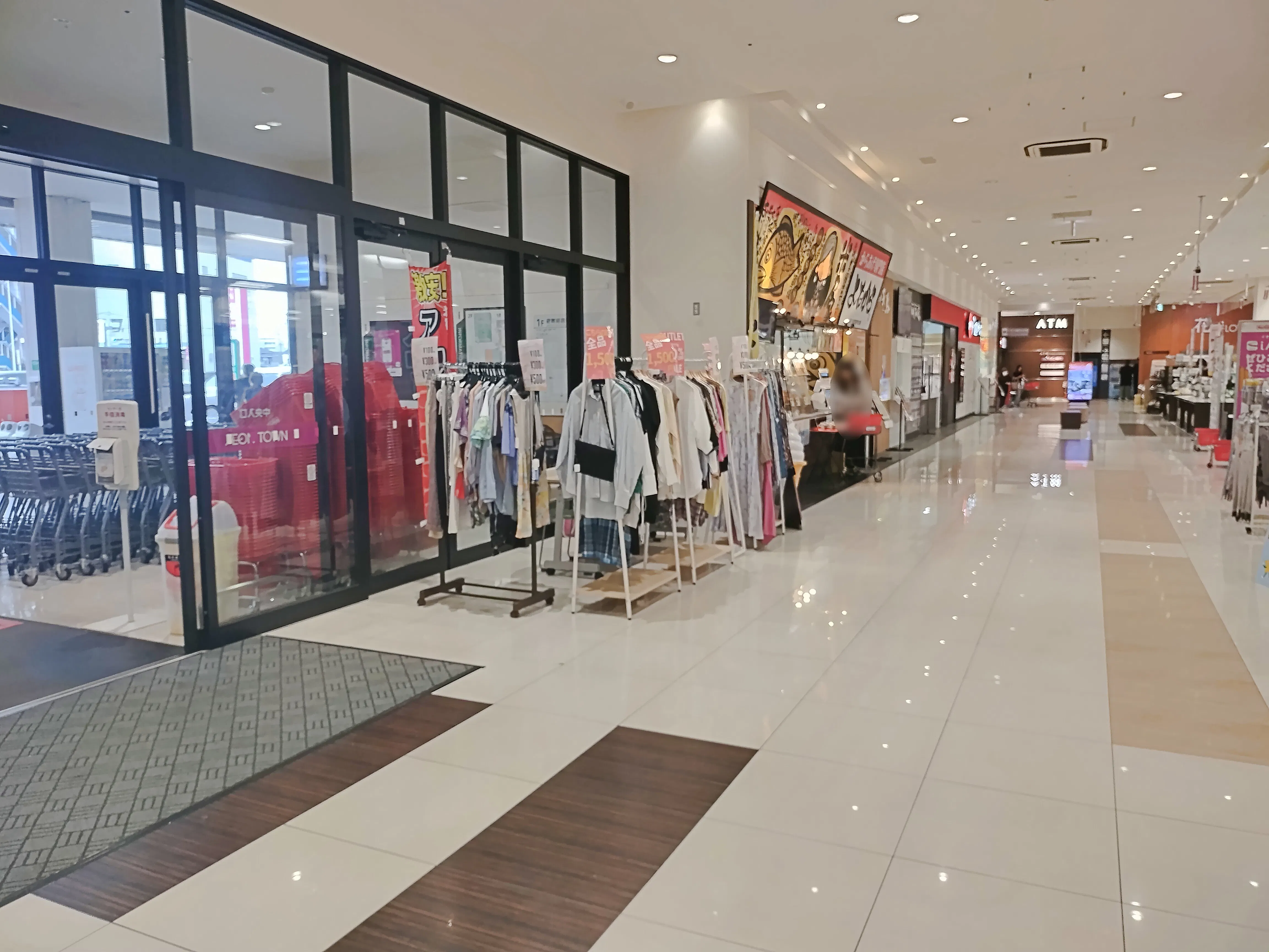 【イオンタウン熱田千年】プロモーションイベントや小規模物販に最適な施設1階中央入口目の前にあるイベントスペース｜ショップカウンター