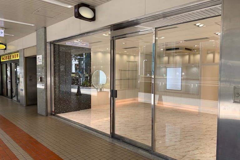 【大阪駅前第4ビル1F】ポップアップストアや物販、展示会の会場に最適な大阪梅田のど真ん中に位置する商業ビル1階イベントスペースの画像1