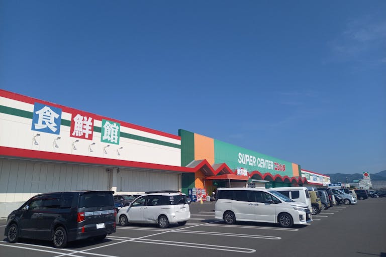 【スーパーセンターニシムタ出水店】【スーパーセンターニシムタ出水店】物販や食物販に利用可能な食鮮館出入り口にあるイベントスペース