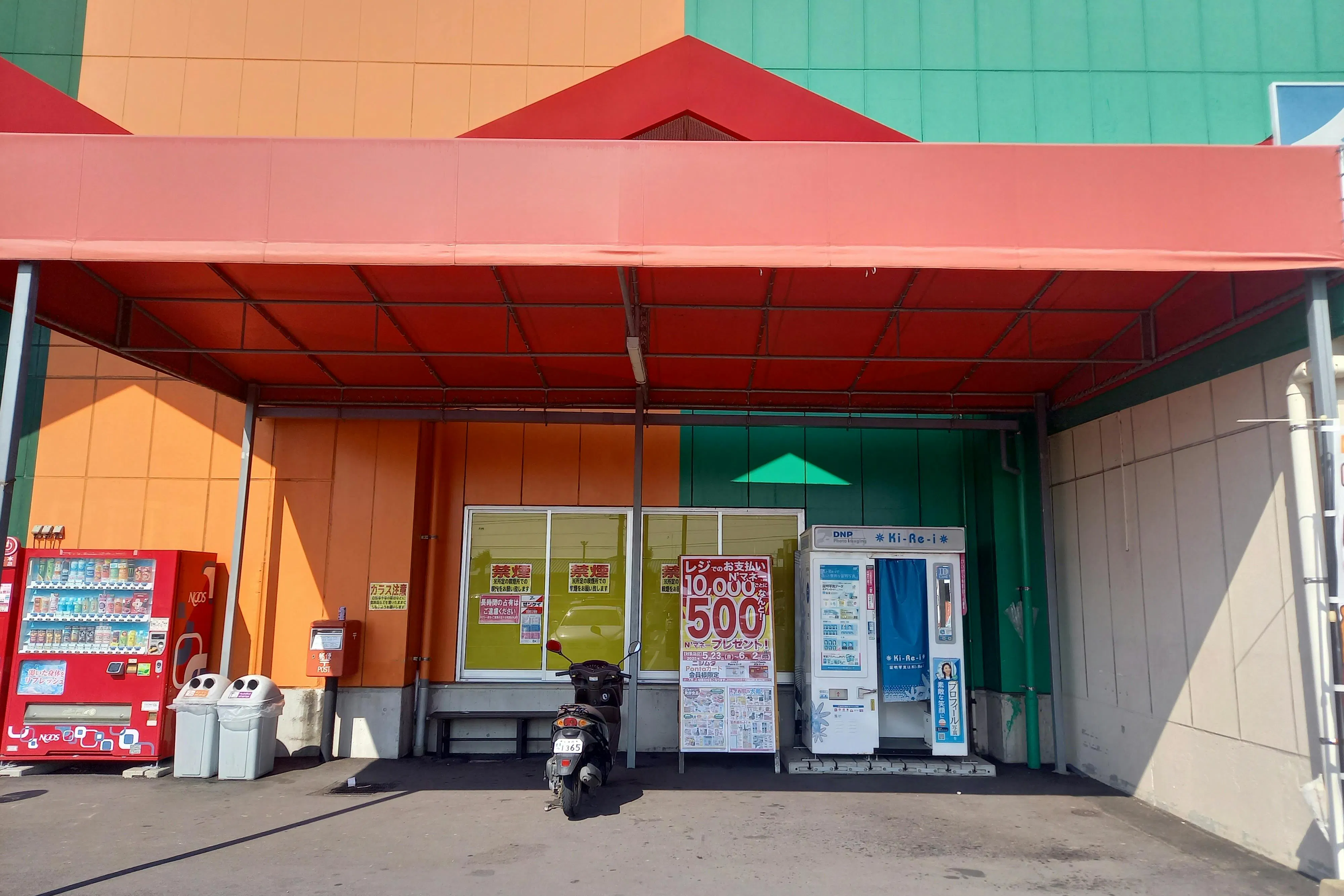 【スーパーセンターニシムタ出水店】物販や食物販に利用可能な食鮮館出入り口にあるイベントスペース