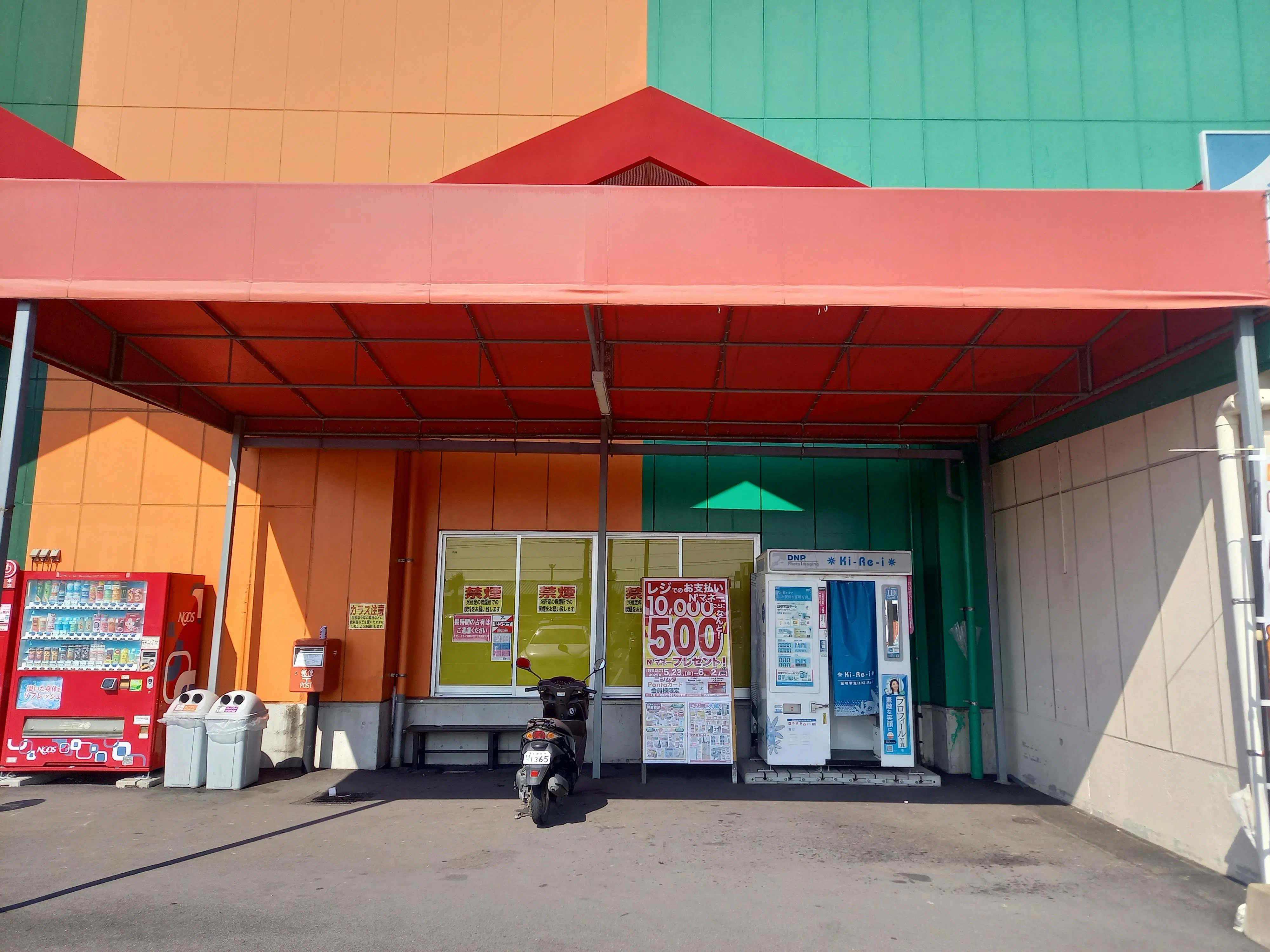 【スーパーセンターニシムタ出水店】物販や食物販に利用可能な食鮮館出入り口にあるイベントスペース