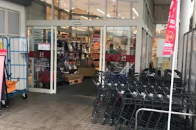 【西友 高田店】店頭外区画(屋根なし) プロモーション用途に最適なスーパー屋外店頭外区画の催事イベントスペース