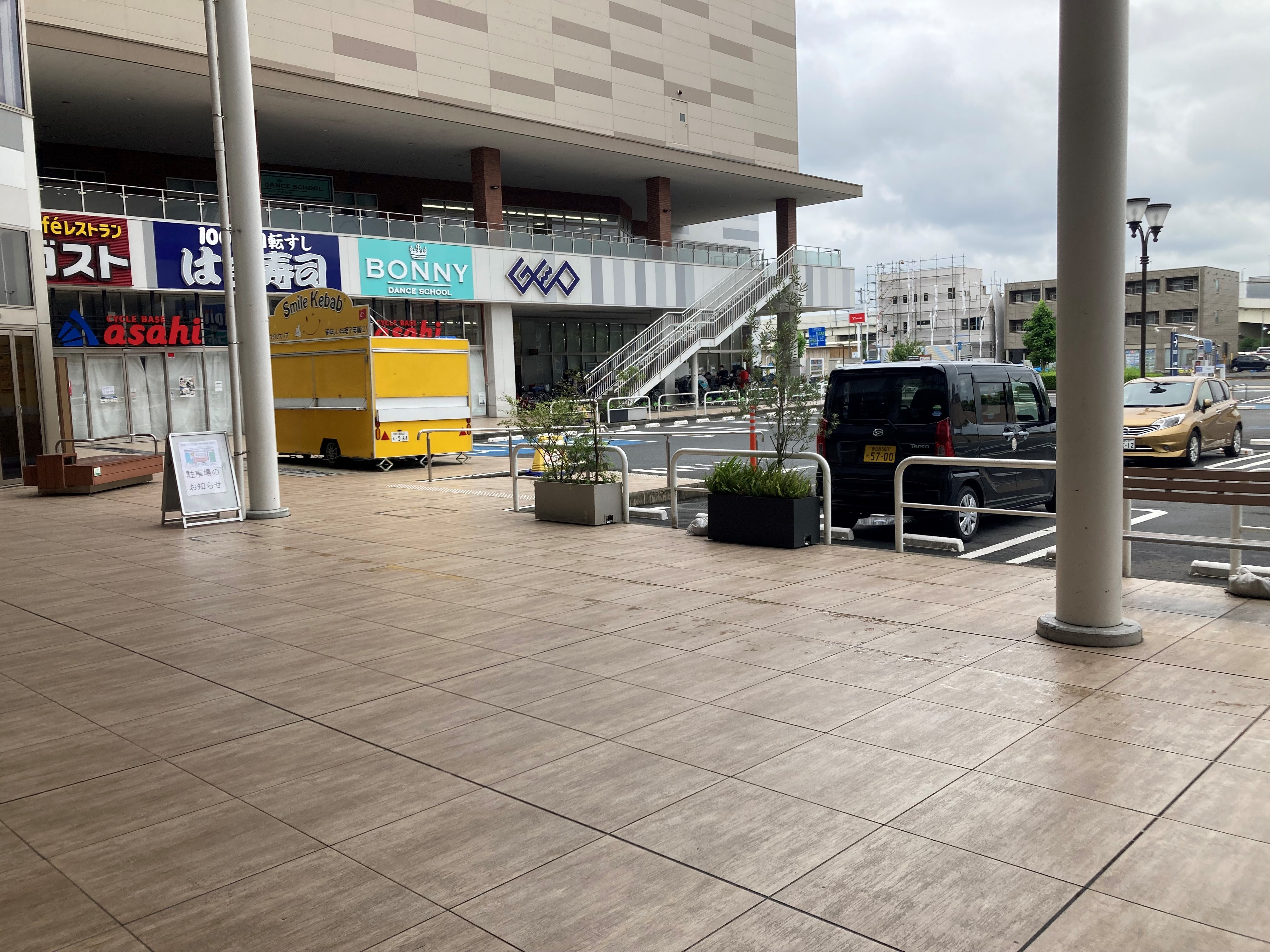 【フレスポ八潮】プロモーションに適したメガネフラワー前 にある屋外イベントスペース