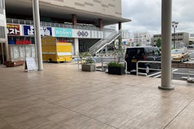 【フレスポ八潮】プロモーションに適したメガネフラワー前 にある屋外イベントスペース