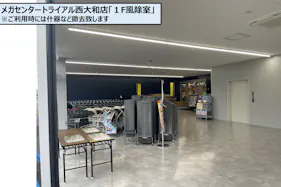 【メガセンタートライアル西大和店】販促プロモ活動に最適な『1F風除室』スペース