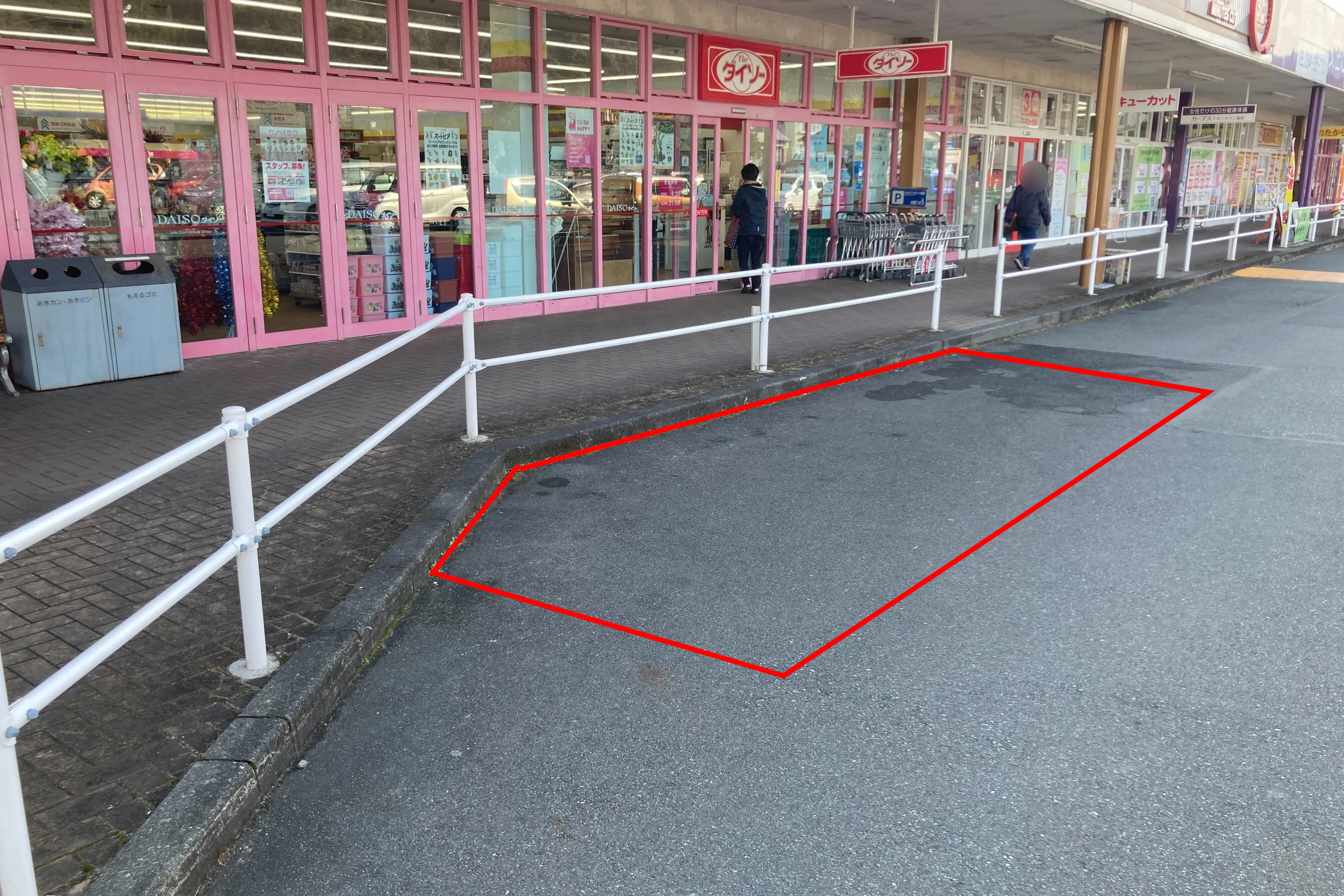 【イオンタウン蒲原/キッチンカー②】キッチンカー等の移動販売に最適な大型スーパー出入口付近にある視認性の高い屋外イベントスペース