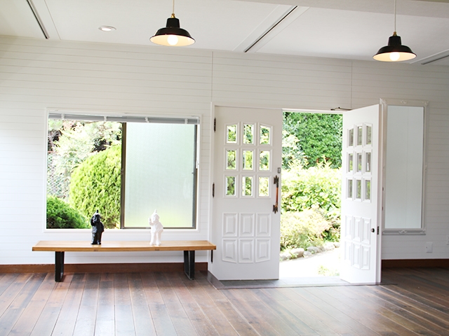 自然光が入る明るい空間になっております。