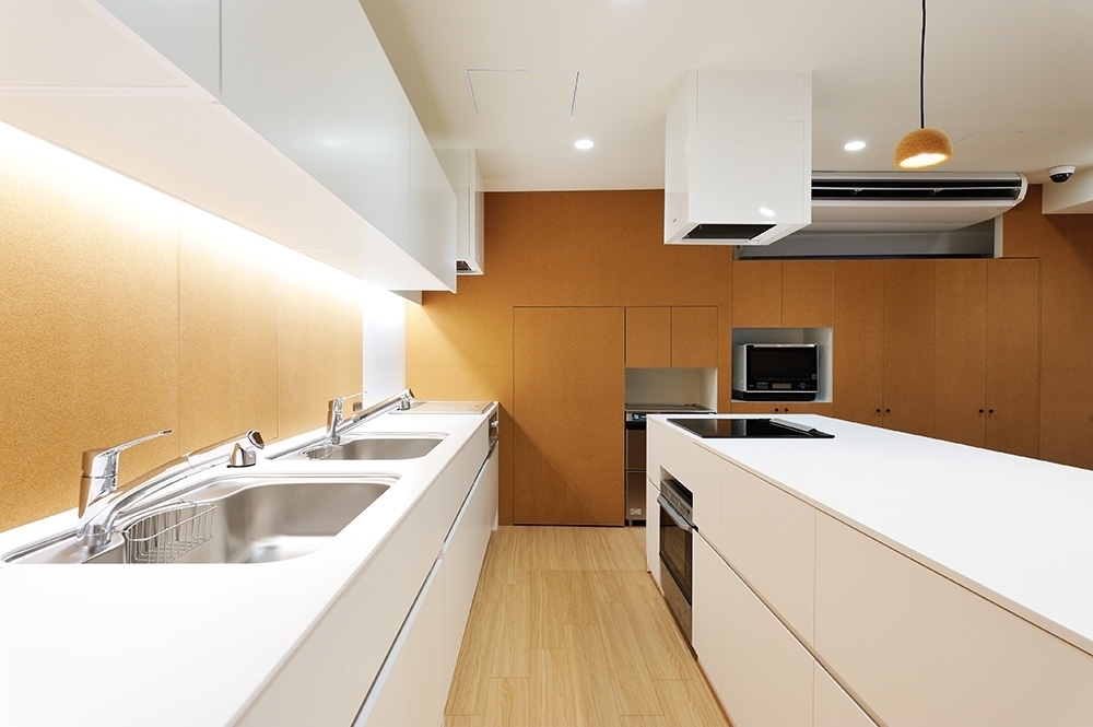 白を基調としたシンプルで洗練されたキッチン