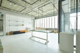 【外苑前駅10分】展示会や撮影に適した自然光差し込む什器が豊富なイベントスペース