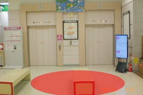 【イオン気仙沼店】プロモーションイベントや各種物販に最適な人通りの多い1階エレベーター前のイベントスペース