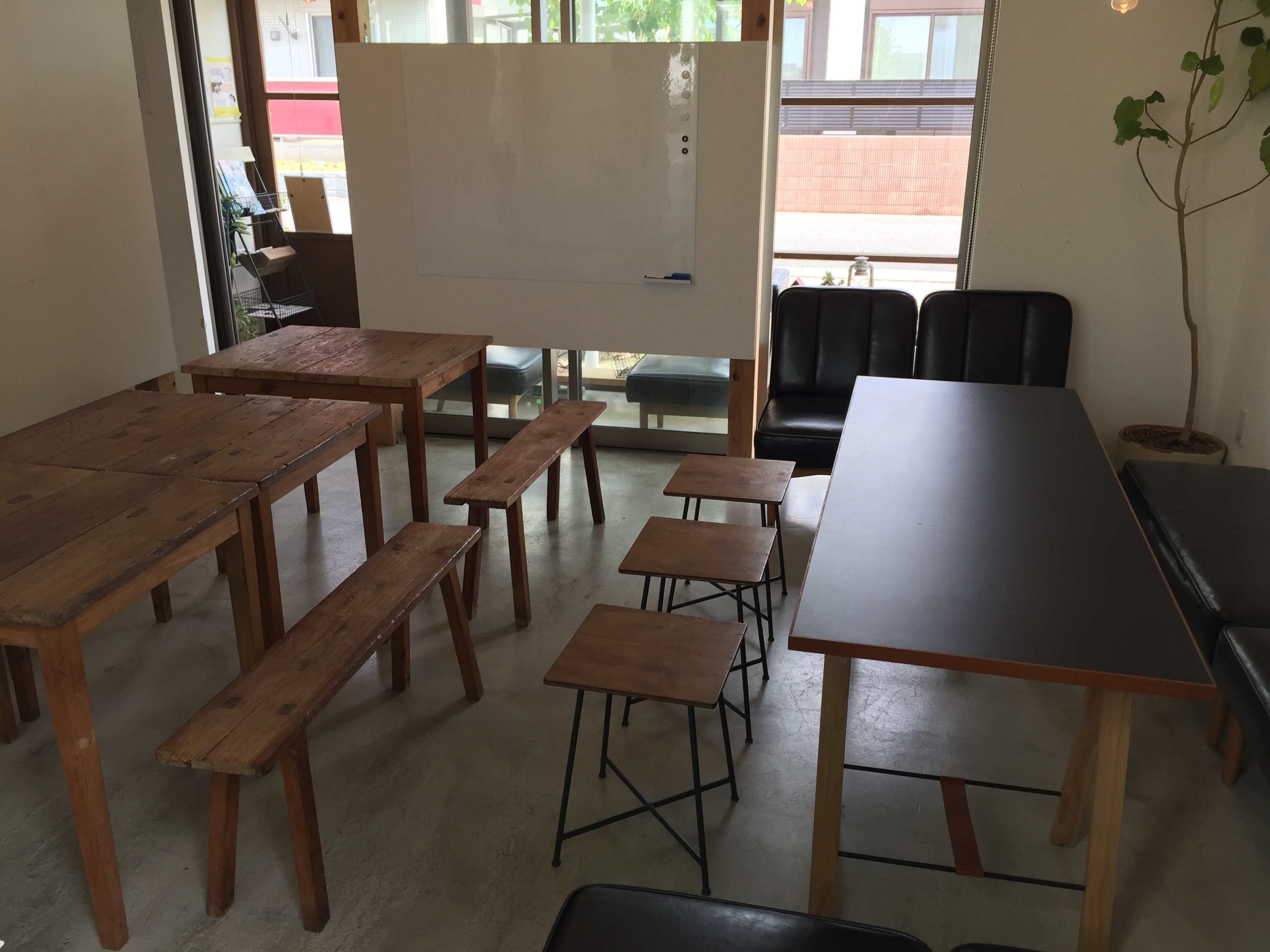 メインスペースにはテーブル、椅子、ホワイトボードのご用意がございます。