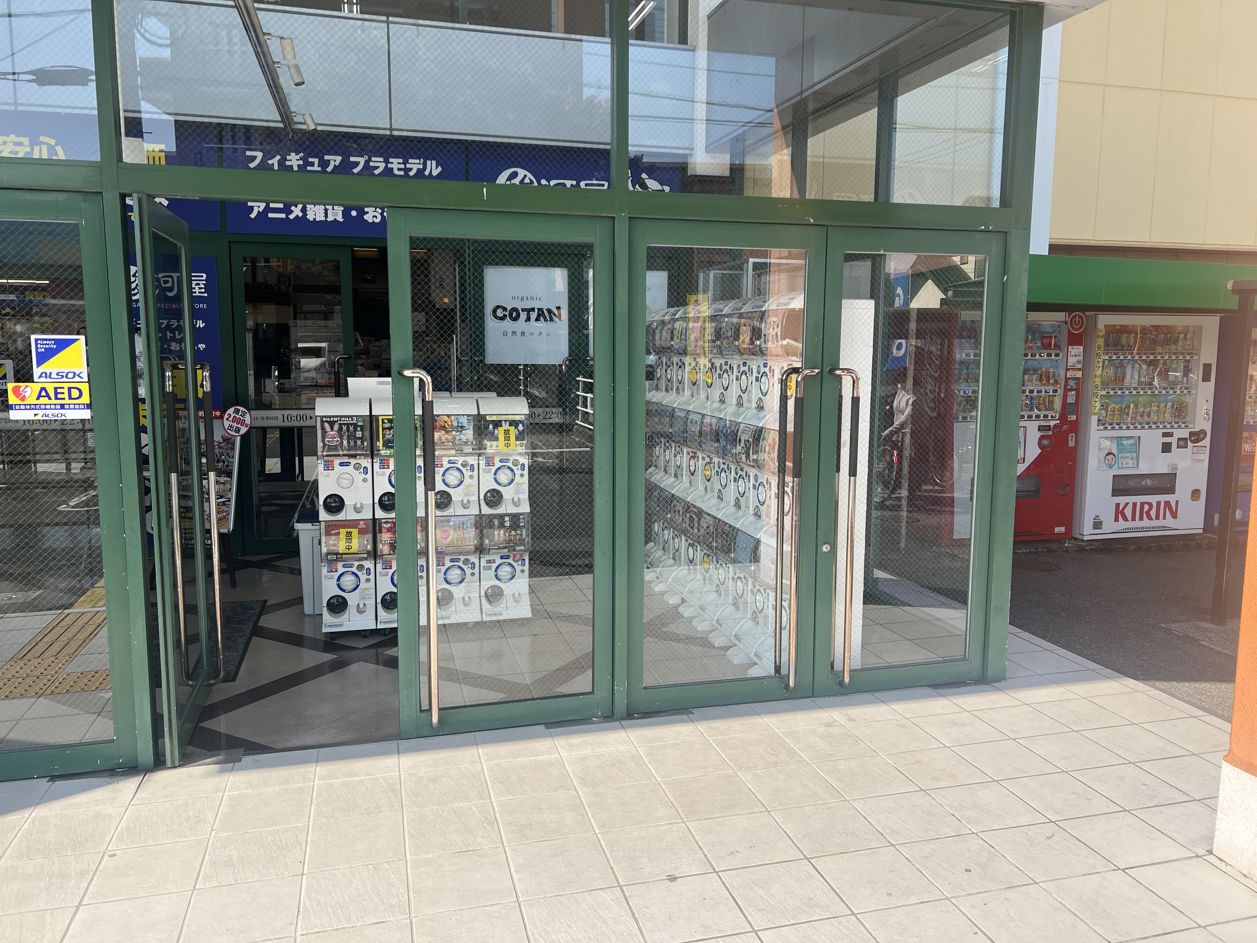 【フタバ図書TSUTAYA MEGA中筋店】プロモーションに最適な店舗入口風除室のイベントスペース