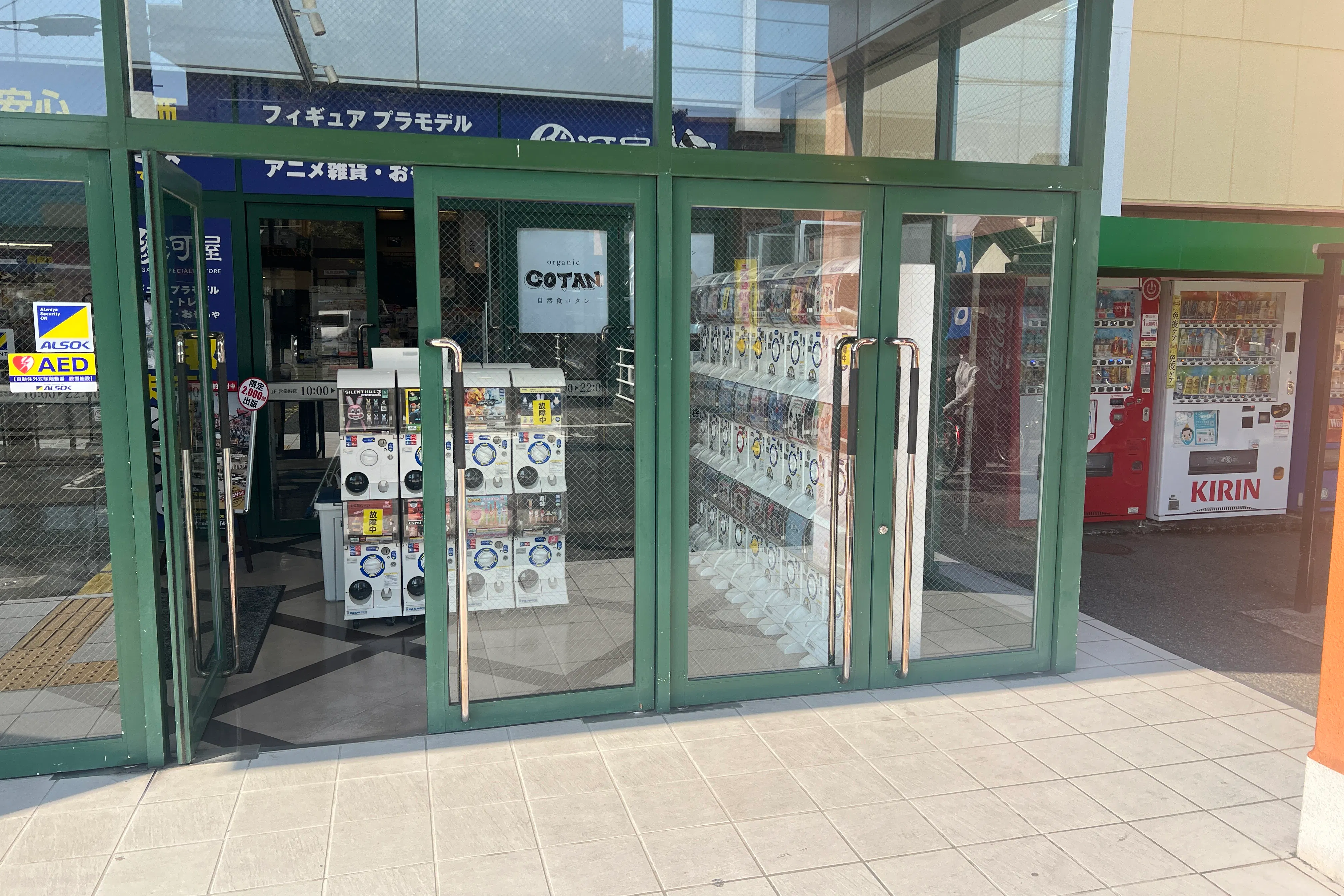 【フタバ図書TSUTAYA MEGA中筋店】プロモーションに最適な店舗入口風除室のイベントスペース