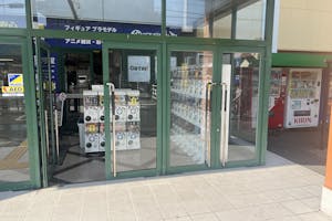 【フタバ図書TSUTAYA MEGA中筋店】プロモーションに最適な店舗入口風除室のイベントスペース