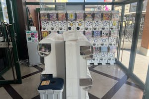 【フタバ図書TSUTAYA MEGA中筋店】プロモーションに最適な店舗入口風除室のイベントスペース