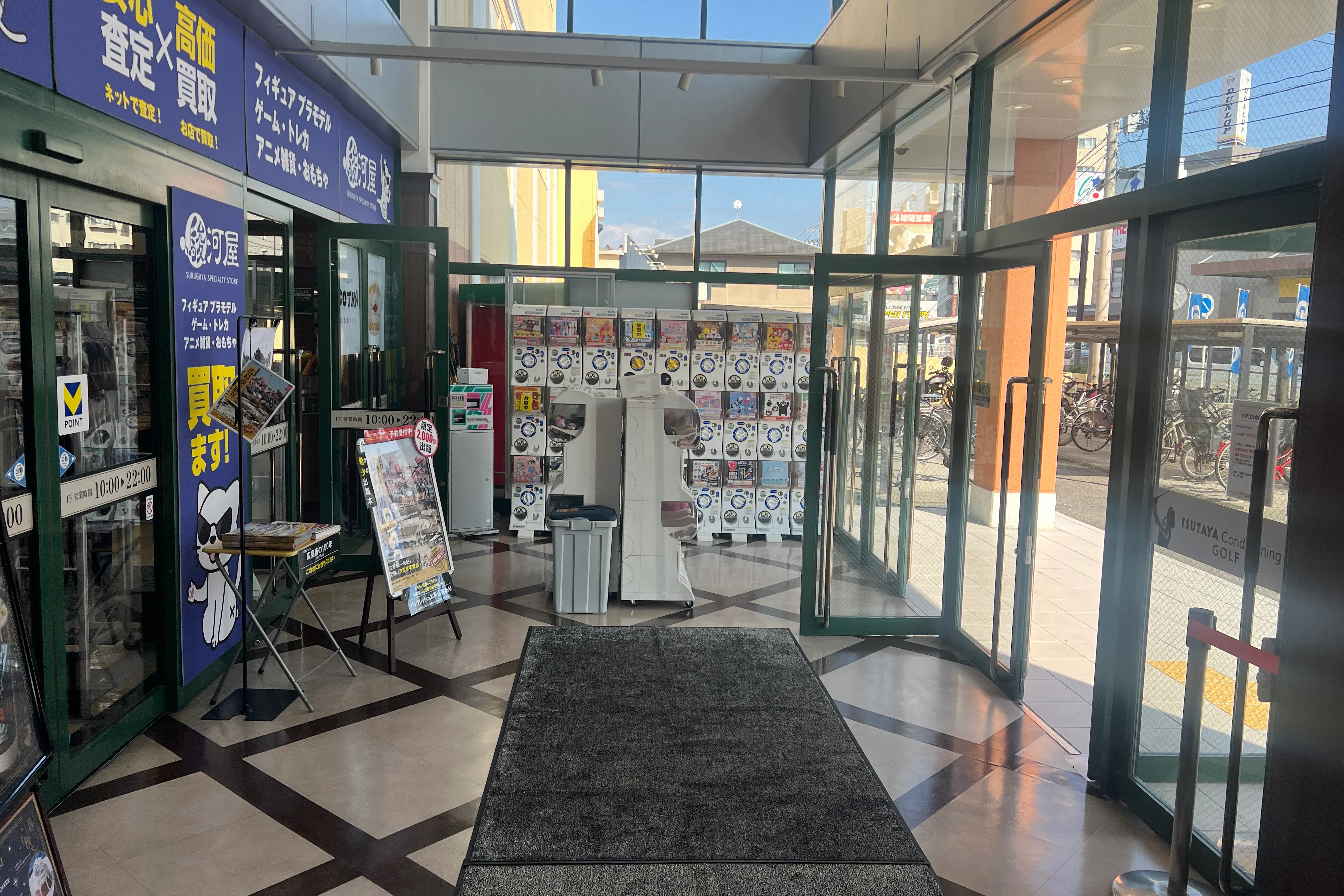 【フタバ図書TSUTAYA MEGA中筋店】プロモーションに最適な店舗入口風除室のイベントスペース