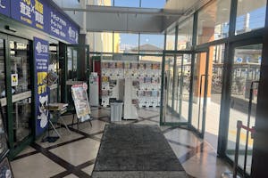 【フタバ図書TSUTAYA MEGA中筋店】プロモーションに最適な店舗入口風除室のイベントスペース