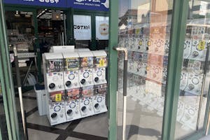 【フタバ図書TSUTAYA MEGA中筋店】プロモーションに最適な店舗入口風除室のイベントスペース