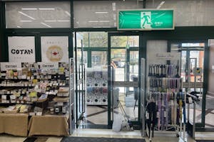 【フタバ図書TSUTAYA MEGA中筋店】プロモーションに最適な店舗入口風除室のイベントスペース
