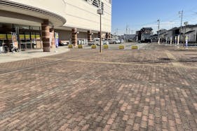 【メガセンタートライアル伊勢崎中央店】⑥食物販や飲食、キッチンカーに利用可能な屋外スペース(南側平面駐車場)