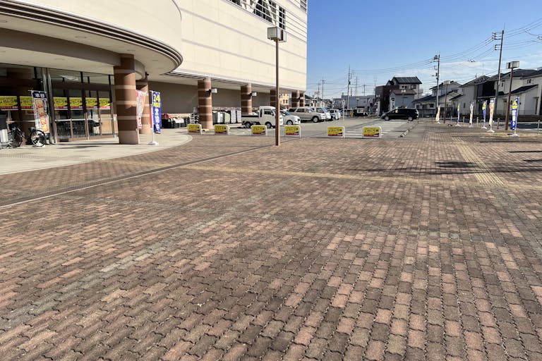 【メガセンタートライアル伊勢崎中央店】⑥食物販や飲食、キッチンカーに利用可能な屋外スペース(南側平面駐車場)の画像3