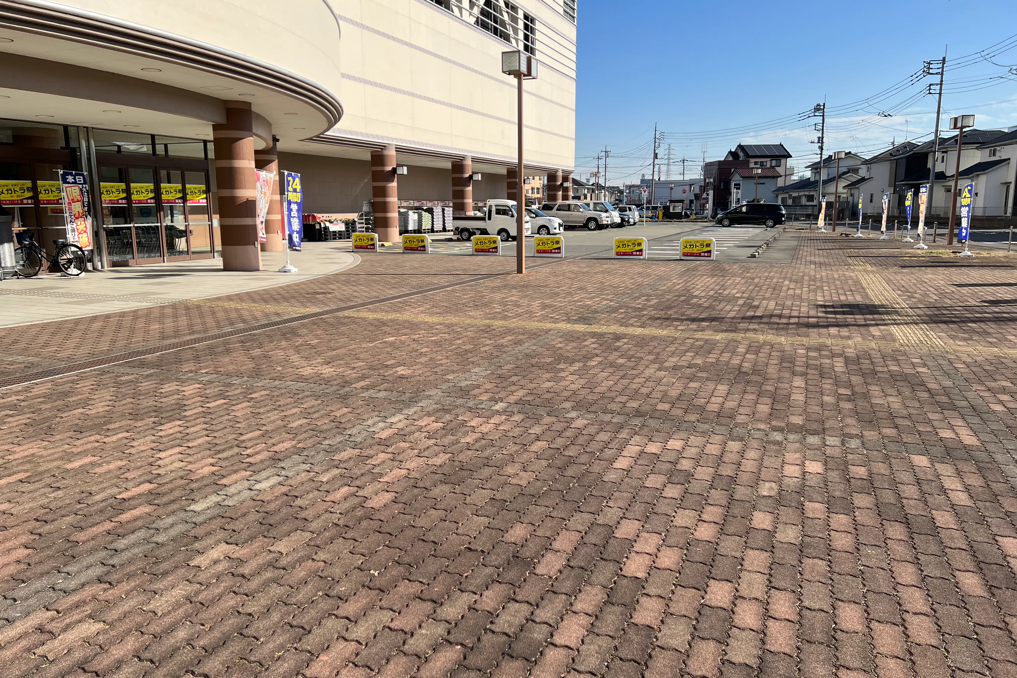 【メガセンタートライアル伊勢崎中央店】⑥食物販や飲食、キッチンカーに利用可能な屋外スペース(南側平面駐車場)