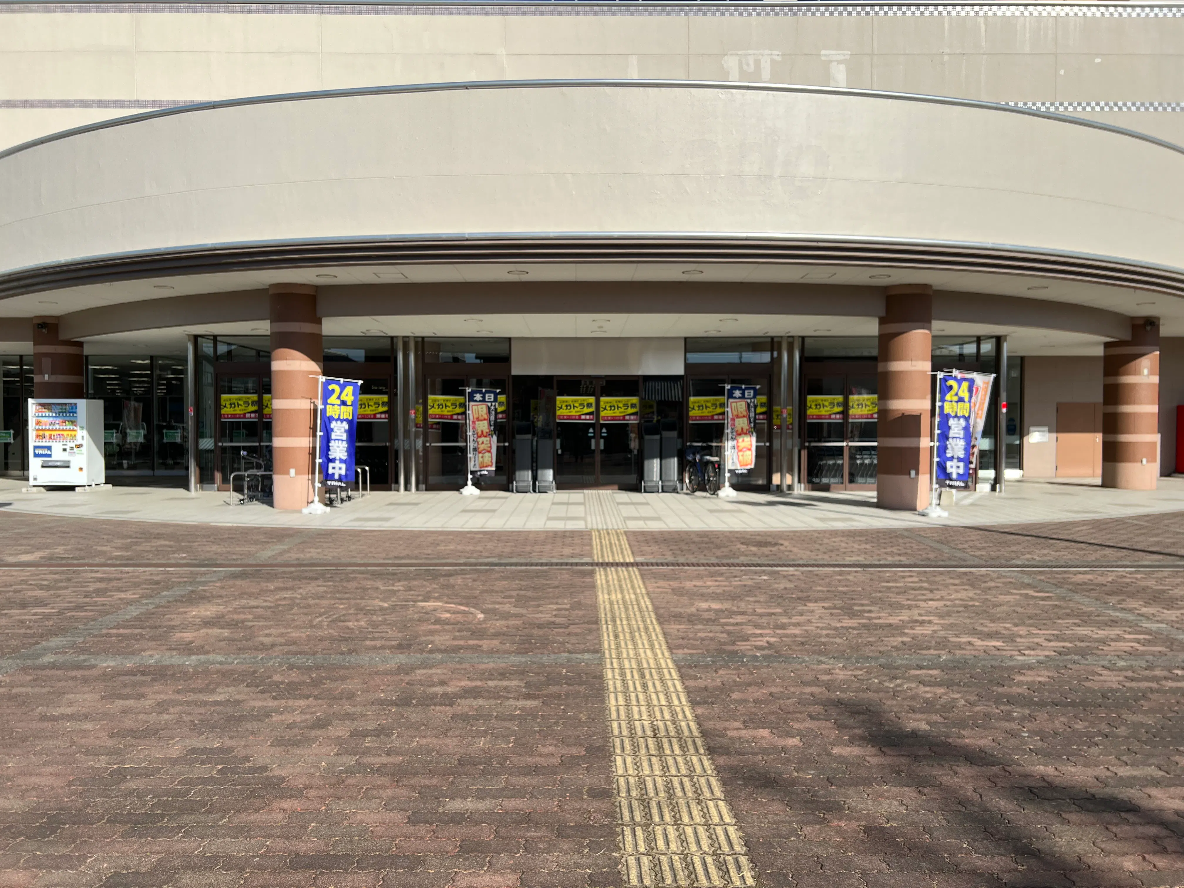 【メガセンタートライアル伊勢崎中央店】⑥食物販や飲食、キッチンカーに利用可能な屋外スペース(南側平面駐車場)