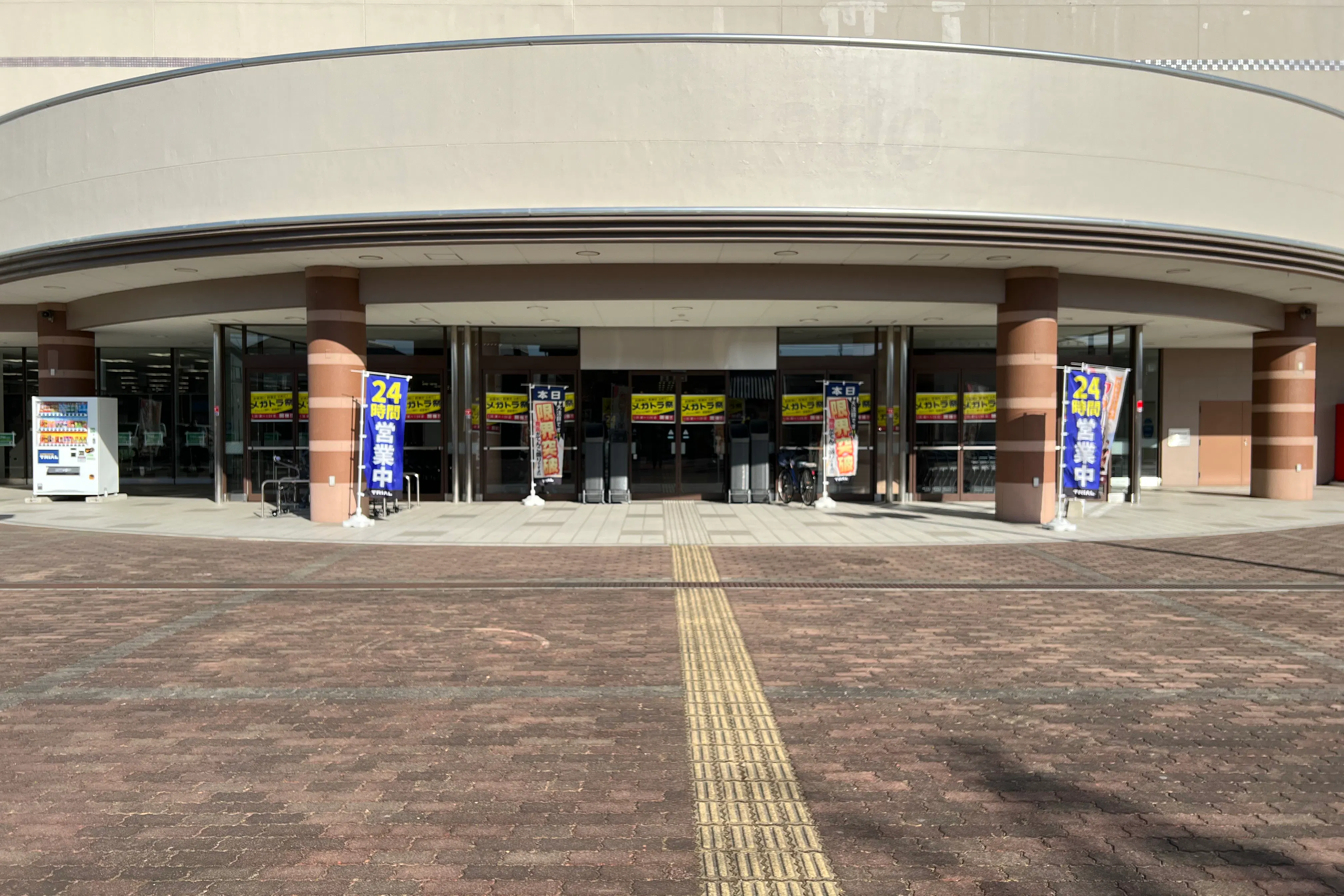 【メガセンタートライアル伊勢崎中央店】⑥食物販や飲食、キッチンカーに利用可能な屋外スペース(南側平面駐車場)