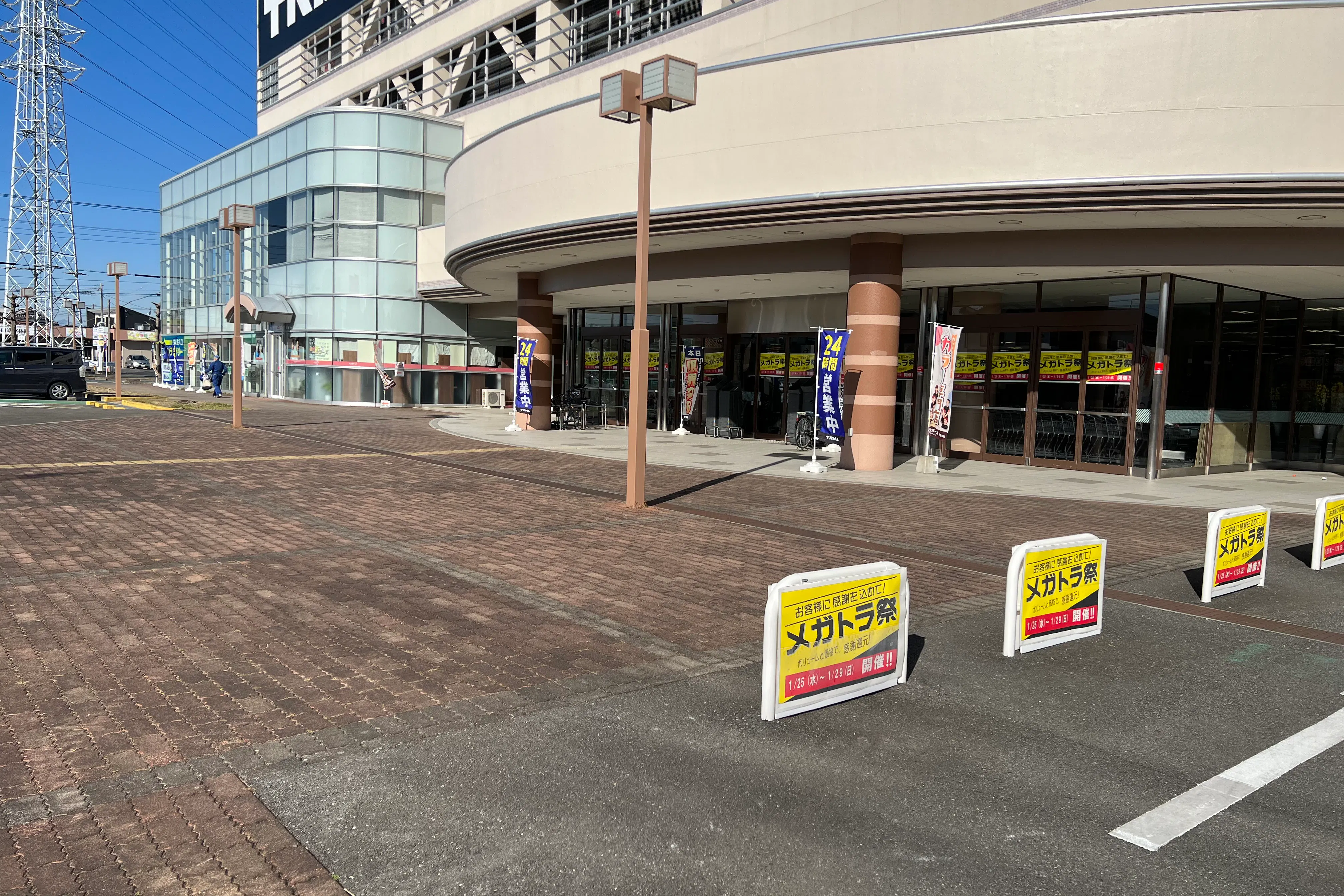 【メガセンタートライアル伊勢崎中央店】⑥食物販や飲食、キッチンカーに利用可能な屋外スペース(南側平面駐車場)