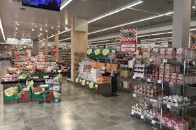 【西友 真田店】店内入口付近 プロモーション用途や物販、食物販のポップアップストアに最適なスーパー店内催事イベントスペース