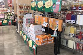 【西友 真田店】店内入口付近 プロモーション用途や物販、食物販のポップアップストアに最適なスーパー店内催事イベントスペース