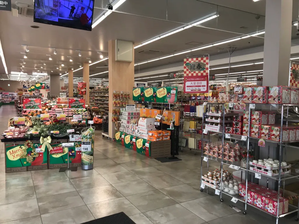 【西友 真田店】店内入口付近 プロモーション用途や物販、食物販のポップアップストアに最適なスーパー店内催事イベントスペース