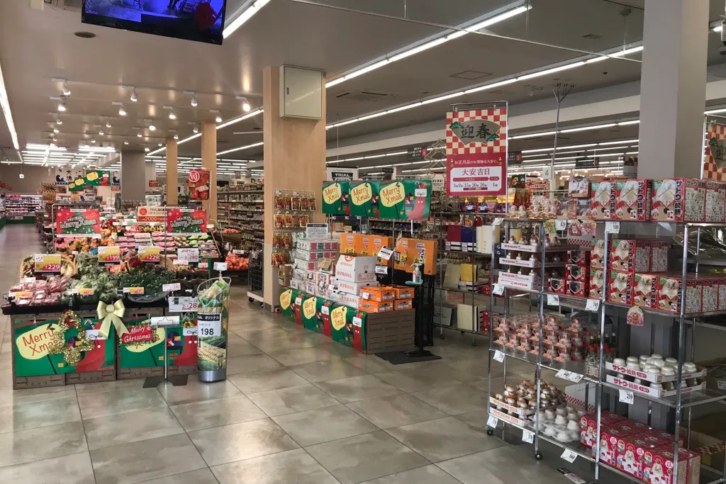 【西友 真田店】店内入口付近 プロモーション用途や物販、食物販のポップアップストアに最適なスーパー店内催事イベントスペース
