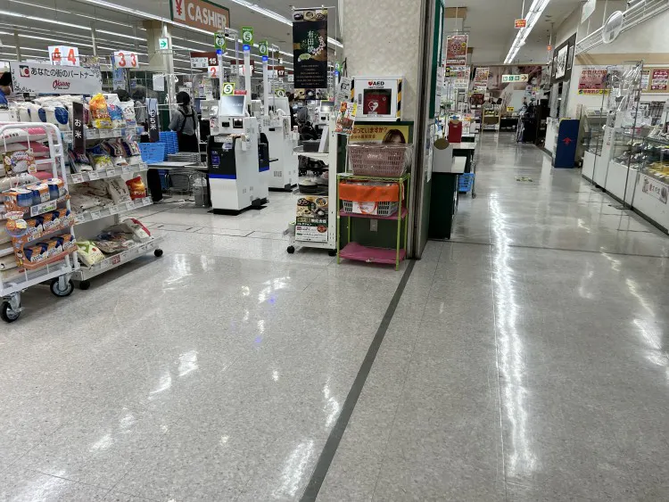 【オークワ香芝南】販促キャンペーンやプロモーションイベントに適した中央階段下スペース