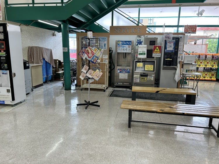 【オークワ香芝南】販促キャンペーンやプロモーションイベントに適した中央階段下スペースの画像