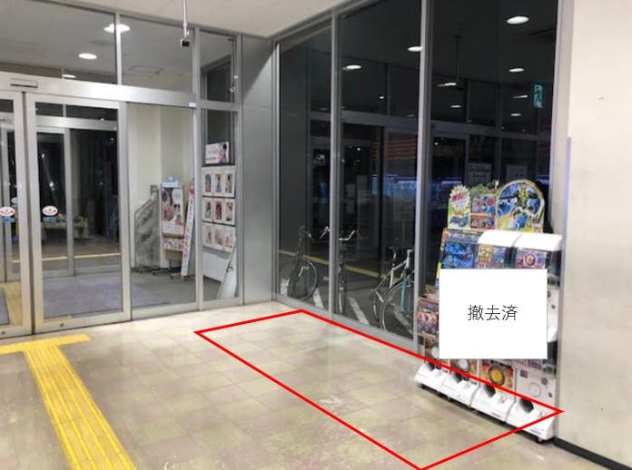 【フレスポ府中】プロモーションに最適なロピアやユニクロが入居している商業施設の正面入り口のイベントスペースの画像