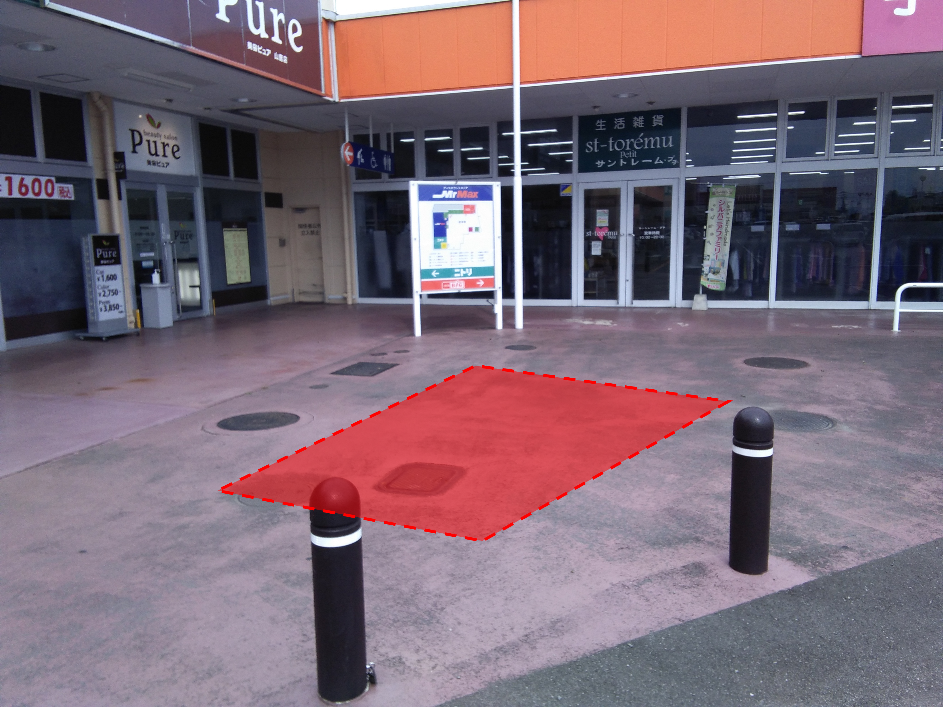 【ミスターマックス 山鹿店】美容ピュア前広場 キッチンカーや食品販売に最適な総合ディスカウントストアの催事イベントスペース