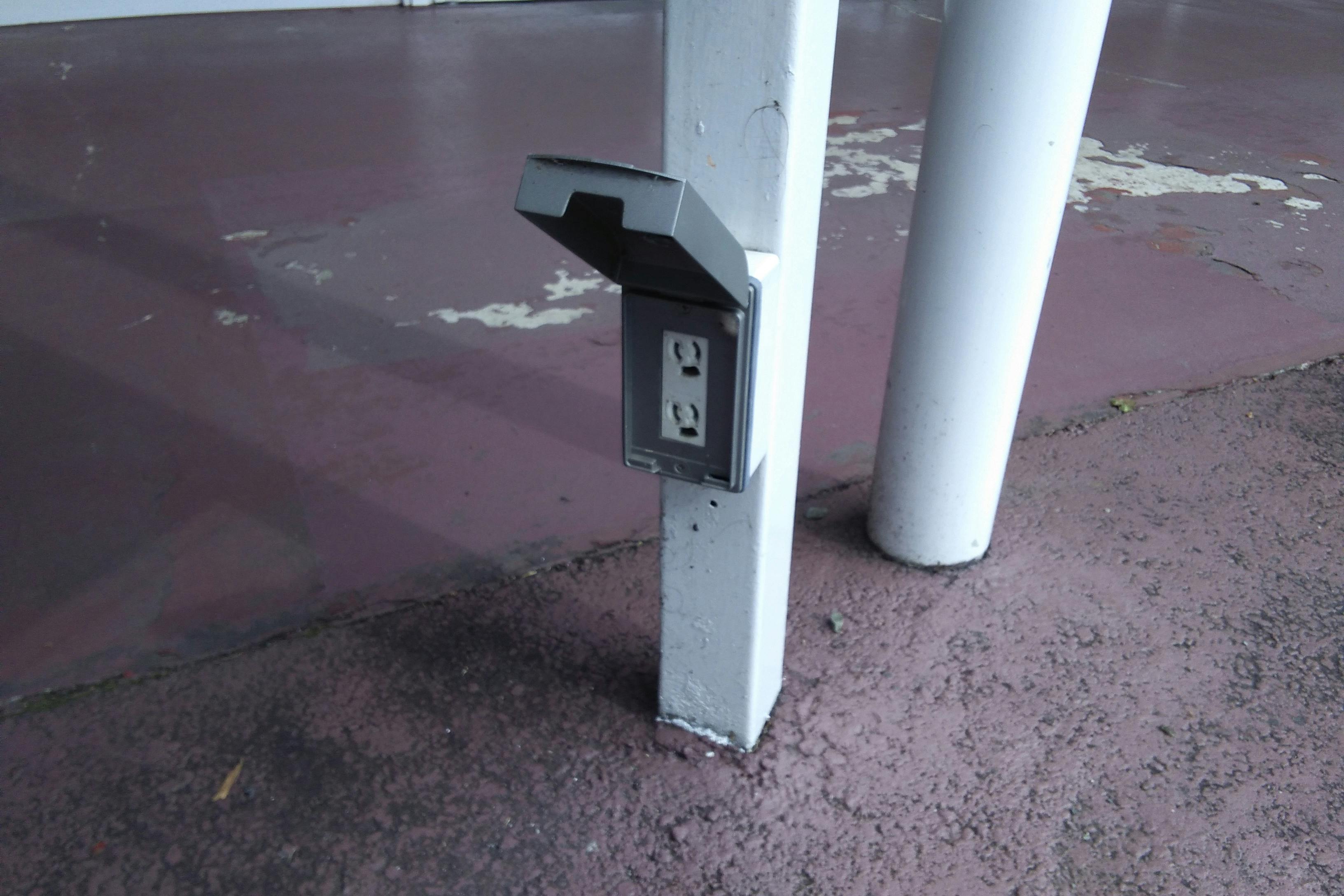 【ミスターマックス 山鹿店】美容ピュア前広場 キッチンカーや食品販売に最適な総合ディスカウントストアの催事イベントスペース