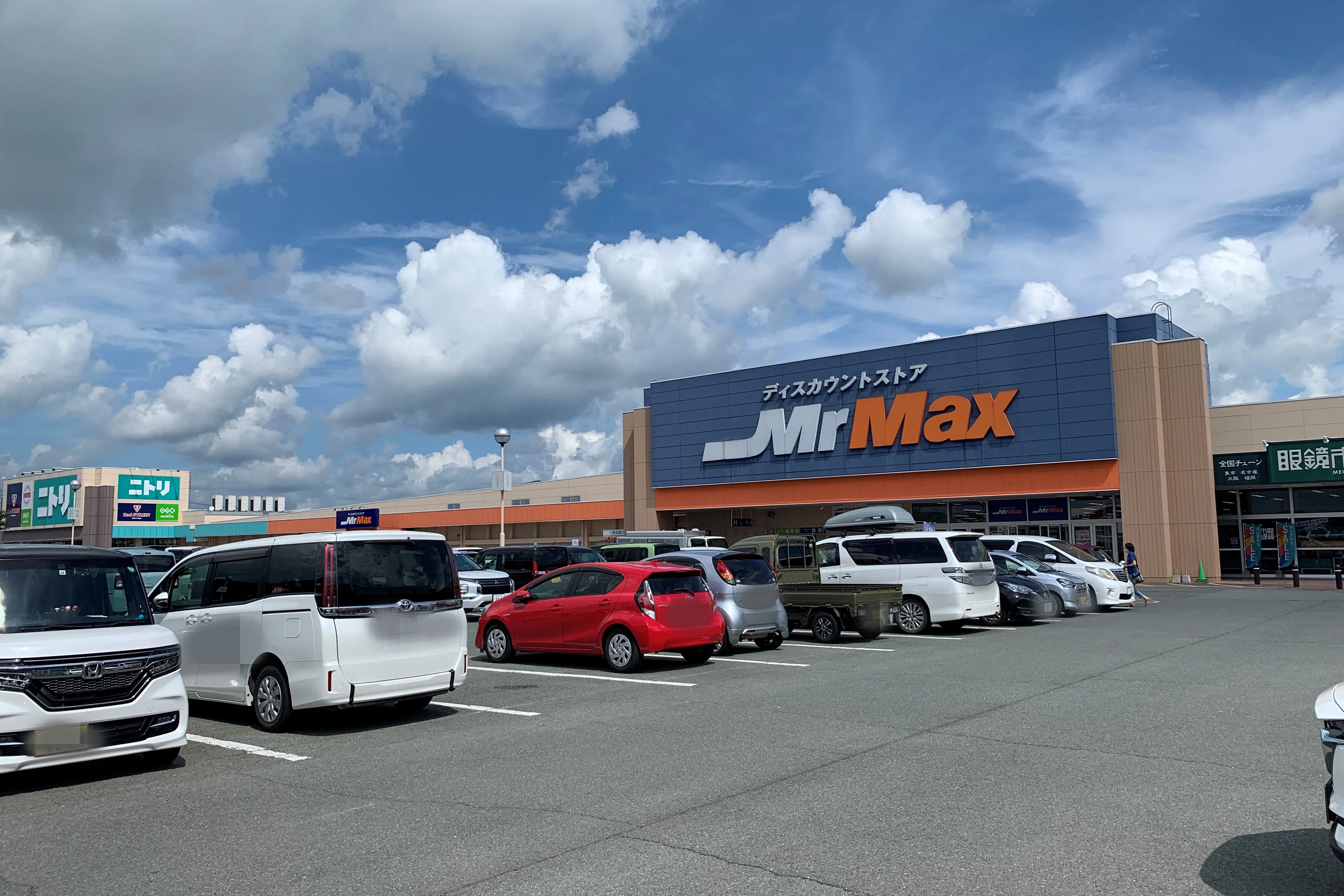 【ミスターマックス 山鹿店】美容ピュア前広場 キッチンカーや食品販売に最適な総合ディスカウントストアの催事イベントスペース